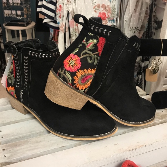 ✴️LAST ONE✴️ SIZE 7- WOMEN’S EMBROIDERED BOOTIES IN BLACK - Picture 2 of 9